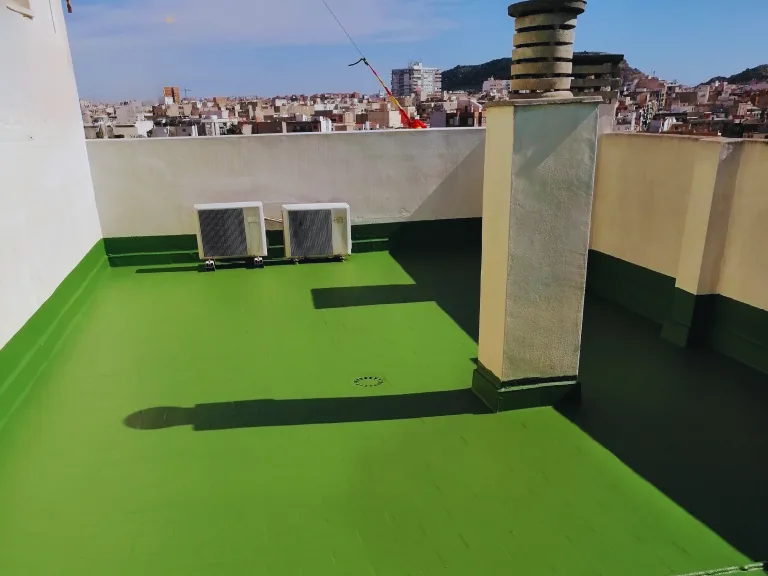 Impermeabilización de terraza de comunidad de propietarios en color verde